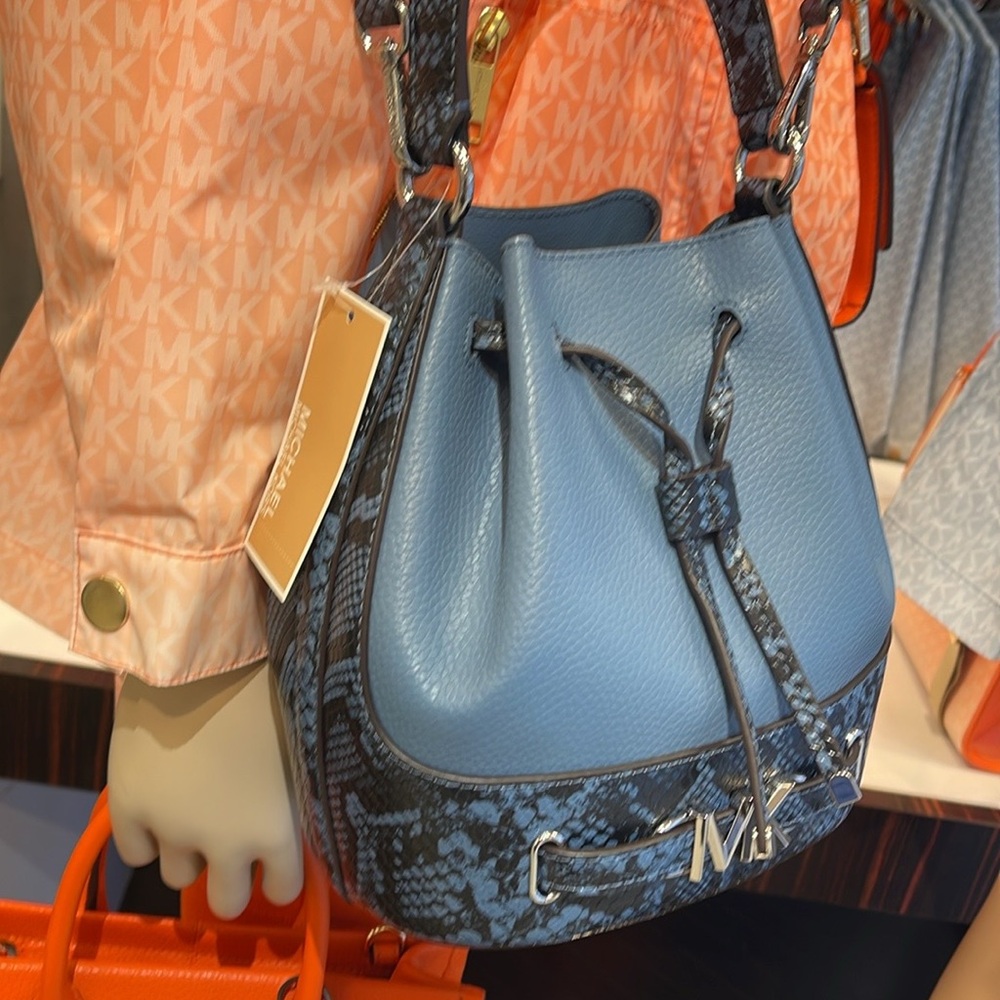 MICHAEL KORS 
Reed Md Pebbled Lthr Belted Bucket Messenger Satchel Crossbody
NWT - Picture 2 of 16